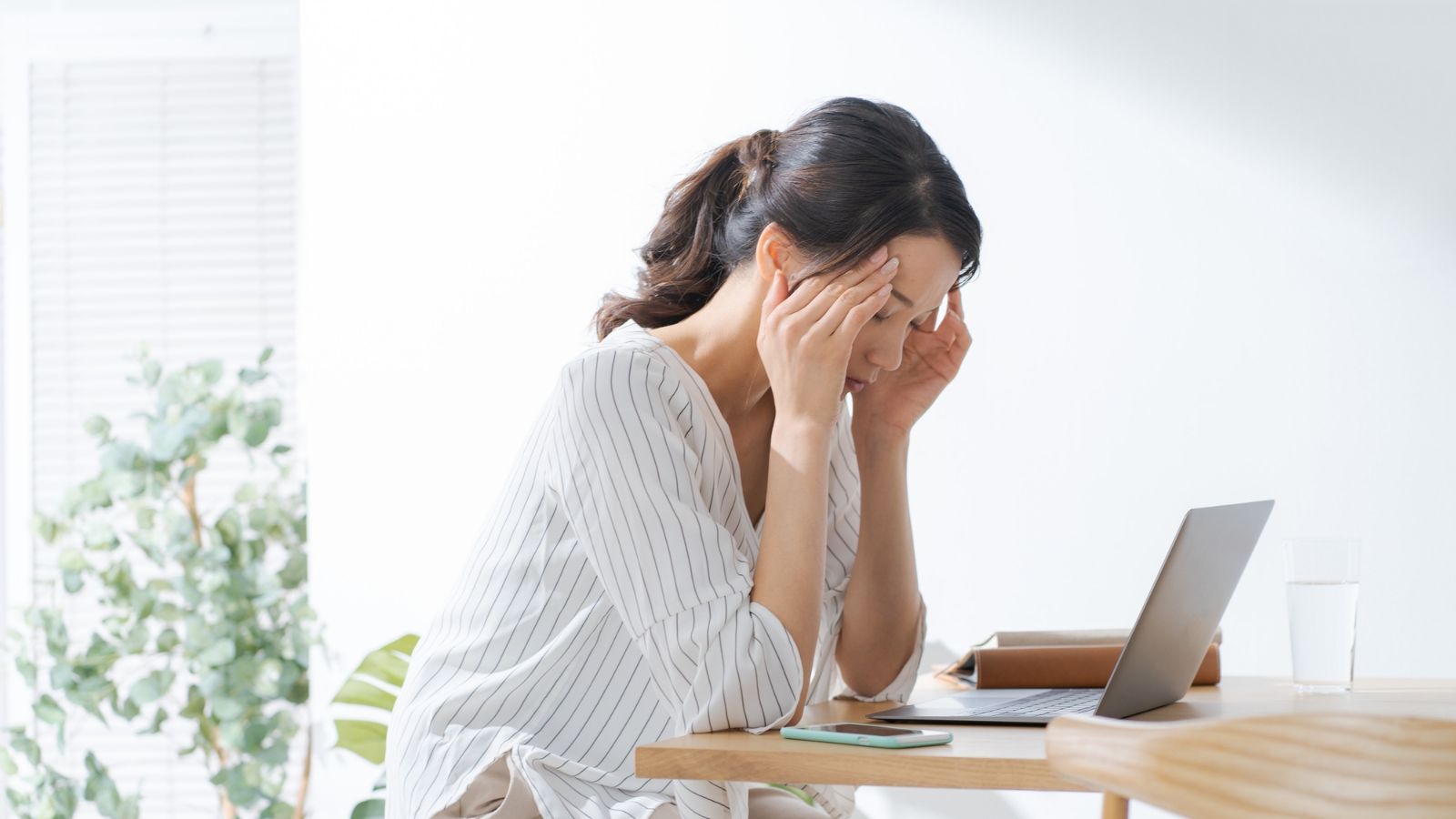 頭痛で悩む女性