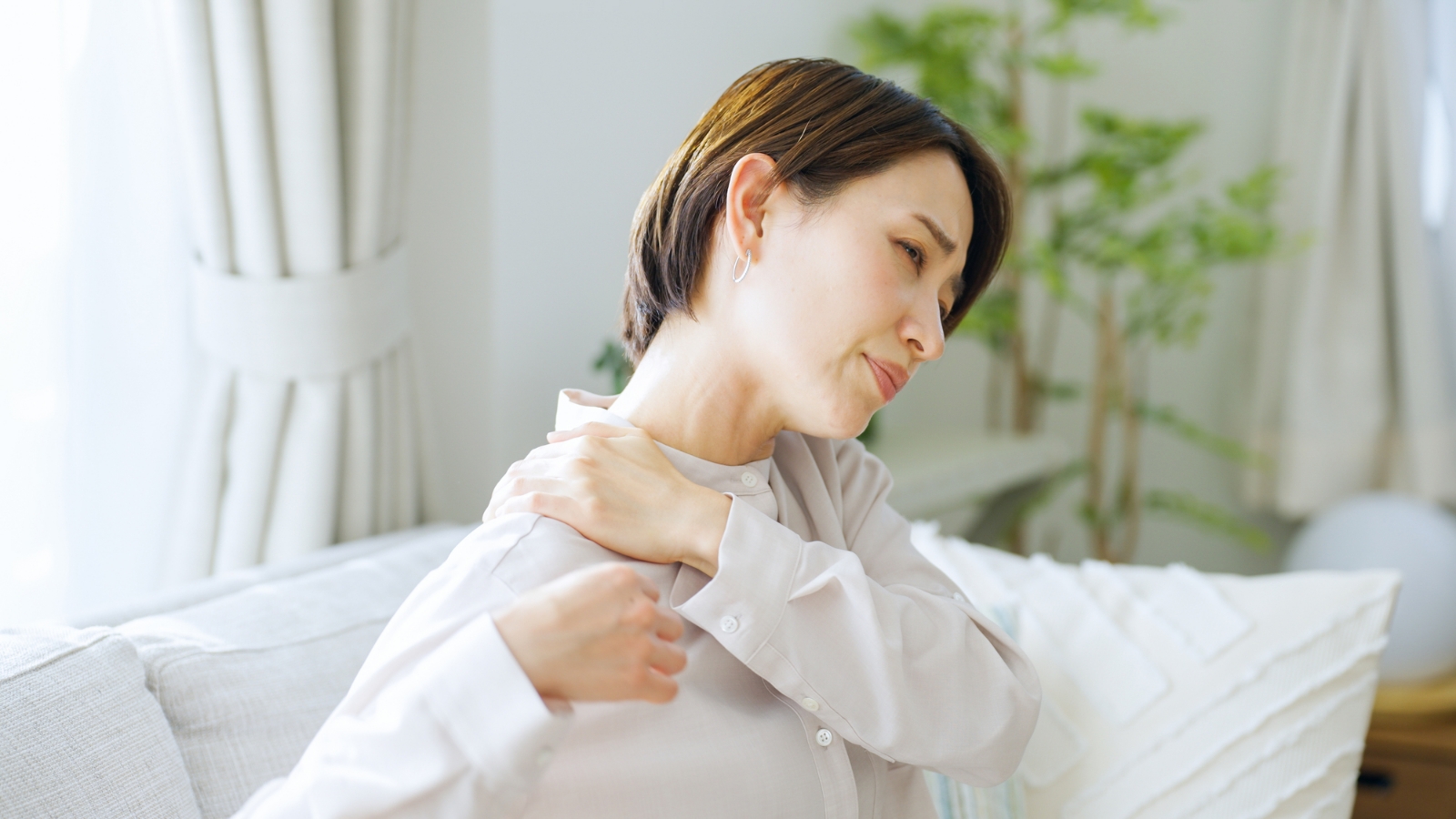 四十肩・五十肩に悩む女性